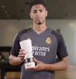 Reprodução - Legenda: Jude Bellingham com troféu de melhor jogador do Espanhol 2023/24 -  Foto: Reprodução / Jogada10