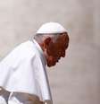 Papa caminhando e de perfil  Foto: REUTERS / BBC News Brasil