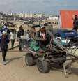 Centenas se arriscam nas estradas de Rafah, fugindo da expansão do ataque terrestre de Israel  Foto: DW / Deutsche Welle