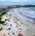 Praia do Forte em Cabo Frio; projeto em tramitação no Senado pode permitir a transferência da propriedade de terrenos do litoral brasileiro hoje sob o domínio da União  Foto: Getty Images / BBC News Brasil
