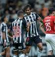  Foto: Pedro Souza / Atlético - Legenda: Scarpa celebra o gol de Pedrinho (de costas), o primeiro do Atlético sobre o Caracas / Jogada10