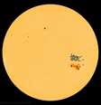 Mancha solar AR3664 no dia 10 de maio, comparada à mancha que provocou o histórico Evento de Carrington (Imagem: Reprodução/NASA/SDO/AIA/spaceweather.com)  Foto: Canaltech