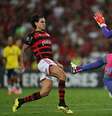  Foto: Mauro Pimentel/AFP via Getty Images - Legenda: Pedro tira o goleiro Montero da jogada e faz o primeiro gol do Flamengo sobre o Millonarios / Jogada10