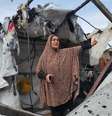 Mulher palestina em uma das tendas destruídas pelo ataque israelense no domingo  Foto: Getty Images / BBC News Brasil