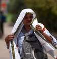 Um homem cobre a cabeça com um pano para se salvar da onda de calor em curso, em um dia quente de verão em Nova Delhi, Índia, em 29 de maio de 2024  Foto: Amarjeet Kumar Singh/Anadolu via Getty Images