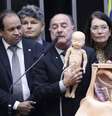 Deputado federal doutor Zacharias Calil (União-GO) encena como ocorre o aborto por assistolia fetal.  Foto: Zeca Ribeiro/Câmara dos Deputados