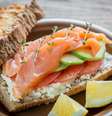 Sanduíche de salmão com queijo cottage  Foto: Alexander Prokopenko | Shutterstock / Portal EdiCase