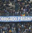  Foto: Albari Rosa/AFP via Getty Images - Legenda: Torcedores do Grêmio estendem faixa de gratidão aos paranaenses / Jogada10