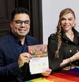 Coordenadora Municipal de Diversidade da Cidade de São Paulo, Léo Áquila, exibe o Manual  de Direitos LGBTI+  Foto: João Pedro Pereira Cordeiro/Divulgação