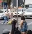 Motociclista e agente de trânsito são flagrados trocando socos no meio da rua em MG  Foto: Reprodução