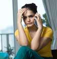 Worried woman talking on mobile phone at home  Foto: Getty Images / BBC News Brasil