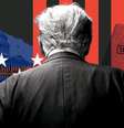 Ilustração nas cores da bandeira dos EUA com Trump de costas com o capitólio ao fundo e uma pasta com carimbo de documentos secretos  Foto: BBC News Brasil