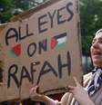 Uma manifestante pró-Palestina segura um cartaz com os dizeres “Todos os olhos voltados para Rafah” em frente à Universidade Sorbonne, em Paris, na França  Foto: MOHAMMED BADRA / EPA / BBC News Brasil