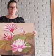 Sabrina segura quadro pintado pela mãe, já falecida, que mofou durante enchentes no Sul  Foto: Arquivo pessoal / BBC News Brasil