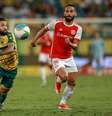  Foto: AssCom Dourado - Legenda: O volante Maia corre atrás do meia-atacante Cleyson, do Cuiabá / Jogada10