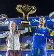 Antomi Ramos e Nicole Nobile com o troféu da Lopes Cup /  Foto: Ana Clara Vidal / Esporte News Mundo