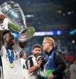 Vinicius Júnior ergue a taça da Champions League em Wembley  Foto:  Anadolu/Getty Images