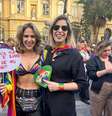Jornalistas Lorena Coutinho e Nathalia Daumas na 22ª Caminhada de Mulheres lésbicas de São Paulo  Foto: Bruna Calazans / Terra