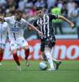  Foto: Pedro Souza / Atlético - Legenda: Everton Ribeiro e Battaglia disputam bola em lance do primeiro tempo / Jogada10