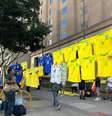 Ambulantes vendem camisas e bandeiras do Brasil na Parada do Orgulho LGBT+ de São Paulo  Foto: Bruna Calazans