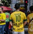 Participantes da Parada LGBT+ em São Paulo usam camisas da Seleção Brasileira, um deles riscou o nome de Neymar  Foto: Reinaldo Canato/Especial para o Terra