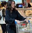 Dia de renovar a despensa: Ana Paula Padrão vai às compras e prova gostar de selecionar o que consome à mesa  Foto: Blog Sala de TV