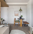 1. Cadeiras com design moderno e simples + banco funcional + mesa de jantar pequena – Projeto: Studio Leandro Neves – Foto: Luiza Schereier/CASACOR  Foto: Viva Decora
