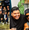 Lucas Tilty esteve no leilão de Neymar; influencer é amigo de jogadores  Foto: Reprodução/Instagram @institutoneymarjr, @ronaldinho e @lucastylty