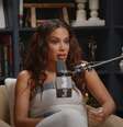 Anitta acha injusto apenas as mulheres terem que se prevenir de uma possível gravidez  Foto: Reprodução: YouTube/ Jay Shetty Podcast