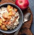 Mingau de aveia com maçã e canela  Foto: Vladislav Noseek | Shutterstock / Portal EdiCase