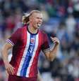 Fredrik Varjell/AFP via Getty Images - Legenda: Haaland em disputa de bola com jogadores de Kosovo -  Foto: Fredrik Varjell/AFP via Getty Images / Jogada10