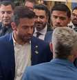 Marçal apareceu na Câmara com um broche de deputado (acima) e um do PRTB (abaixo); embaixo do paletó está o adesivo próprio de cidadãos que visitaram o espaço fazendo identificação anterior na portaria.  Foto: Levy Teles/Estadão / Estadão