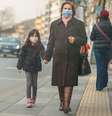 menina andando com mulher adulta na rua  Foto: Getty Images / BBC News Brasil