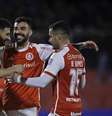 Lucas Alario, do Internacional, comemora o seu gol durante a partida entre Tomayapo, da Bolívia, e Internacional válida pela 4ª rodada do Grupo C da Copa Sul-Americana 2024, no Estádio IV Centenario, em Tarija, na Bolívia, na noite desta terça-feira, 4 de junho de 2024.   Foto: MAX PEIXOTO/DIA ESPORTIVO/ESTADÃO CONTEÚDO