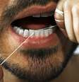 Uso de fio dental é essencial para a higiene bucal completa  Foto: Daniel Day/Getty Images
