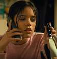 Jenna Ortega: Com apenas 21 anos, a atriz já esteve envolvida em cerca de 40 projetos. Mais recentemente, ela ganhou destaque ao estrelar os filmes “Terror no Estúdio 666” (2022), “X – A Marca da Morte” (2022) e “Pânico VI” (2023).  Foto: divulgação/paramount pictures / Flipar