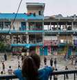 Testemunhas e jornalistas locais disseram que mísseis atingiram salas de aula no último andar de escola da ONU, em Gaza, dentro de acampamento de refugiados  Foto: AFP / BBC News Brasil