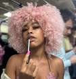 Rapper Kisha em seu habitat natural, um vagão de trem, onde rima e ganha a vida. E a arte  Foto: Divulgação