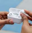 Ausência de novos AirPods prejudicou mercado de vestíveis da Apple, apontam analistas (Imagem: Ivo Meneghel Jr/Canaltech)  Foto: Canaltech