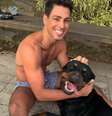 Cauã Reymond em foto com seu cachorro, Romeu, que morreu por envenenamento  Foto: Instagram/@cauareymond / Estadão