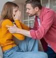 Imagem mostra um casal tendo uma discussão, ilustrando uma relação tóxica.  Foto: Shutterstock / Alto Astral