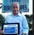  Foto: Divulgação / Cruzeiro - Legenda: Dirceu Lopes e a placa que recebeu em sua homenagem / Jogada10
