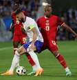  Foto: Romain Perrocheau/AFP via Getty Images - Legenda: Giroud recebe marcação dos canadenses. Atacante passa em branco em seu último jogo com a camisa da França, em casa, antes da aposentadoria / Jogada10