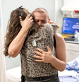 Almog Meir Jan abraça um membro da família após seu resgate de Gaza  Foto: Reuters / BBC News Brasil