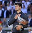 Carlos Alcaraz, da Espanha, segura troféu de campeão conquistado em Roland Garros.  Foto: Aurelien Meunier/Getty Images