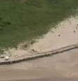 Estrutura feita à base de troncos de coqueiro foi construída em Ipojuca, no Pontal de Maracaípe  Foto: Reprodução/TV Globo