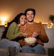 Filmes de comédia romântica são perfeitos para assistir com a pessoa amada no Dia dos Namorados (Imagem; Prostock-studio | Shutterstock)  Foto: Portal EdiCase