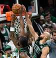 Jaylen Brown e Derrick White dão toco em P.J. Washington   Foto: Redes Sociais/Boston Celtics / Esporte News Mundo