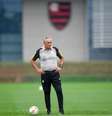  Foto: Marcelo Cortes /CRF - Legenda: Tite durante treinamento do Flamengo - / Jogada10
