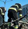 Bombeiros removendo escombros de supermercado destruído  Foto: Yan Dobronosov/Global Images Ukraine via Getty Images / BBC News Brasil